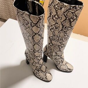 Kenneth Cole NY Faux Snakeskin Pattern Heeled Boots size 7.5
